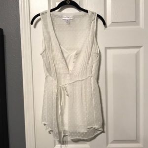 “Motherhood” White sleeveless maternity shirt.